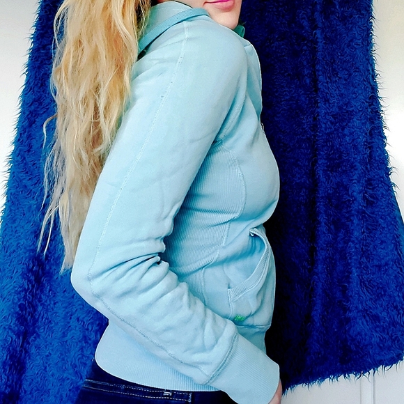 🍭 3 x $25 | ARITZIA / TNA Teal and Lime Green Zip Up Hoodie Sz. M *minor flaw* - Picture 2 of 10